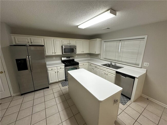 Building Photo - 130 Sessingham Ln