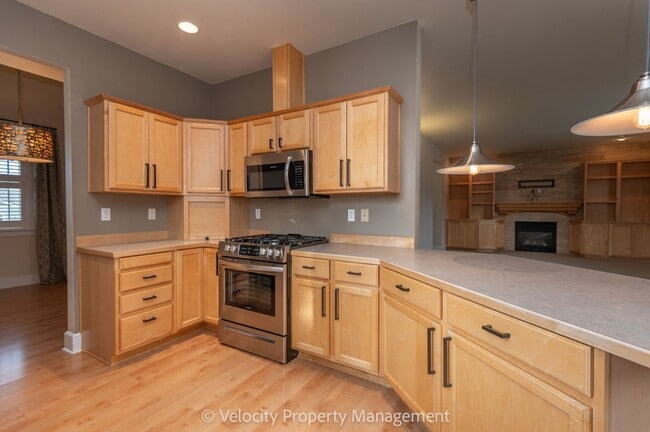 Foto del edificio - Beautiful Home with lovely backyard & RV Pad and more!