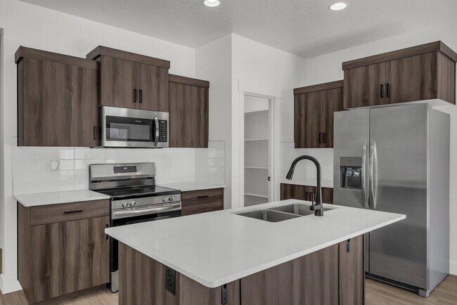 Building Photo - Stunning End-Unit in South Desert Townhomes