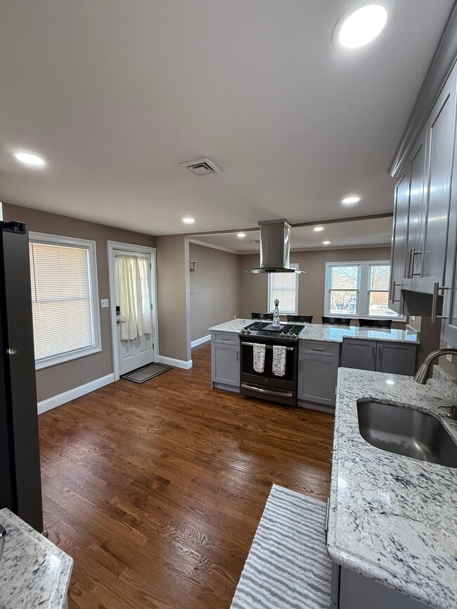 Building Photo - 15 Howard Ave