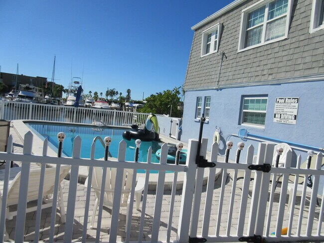 vista compleja - 390 W Cocoa Beach Cswy