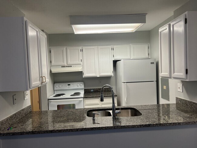 Building Photo - Newly Renovated Condo in Sable Landing   **Move-In Special**