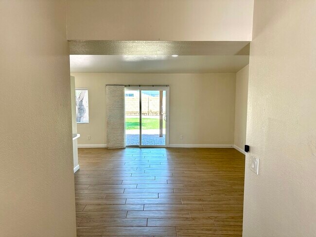 Building Photo - Beautifully updated Mesa home near Whitman Park with wood-look tile, fresh paint, vaulted ceiling...