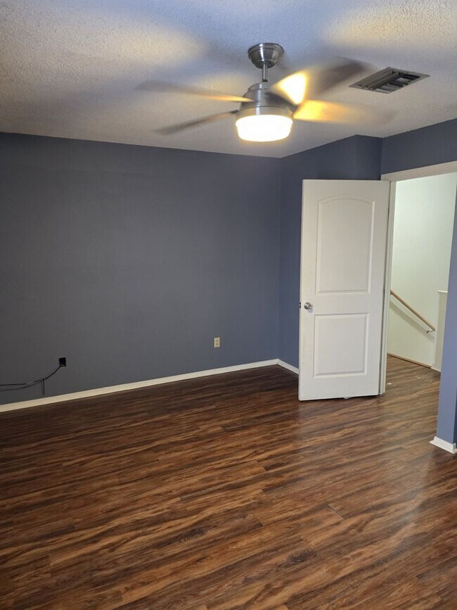 Foto del edificio - 201 High Meadows Blvd