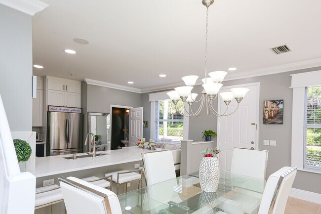 Building Photo - ***FULLY FURNISHED**ALL REMODELED **2 CAR ...