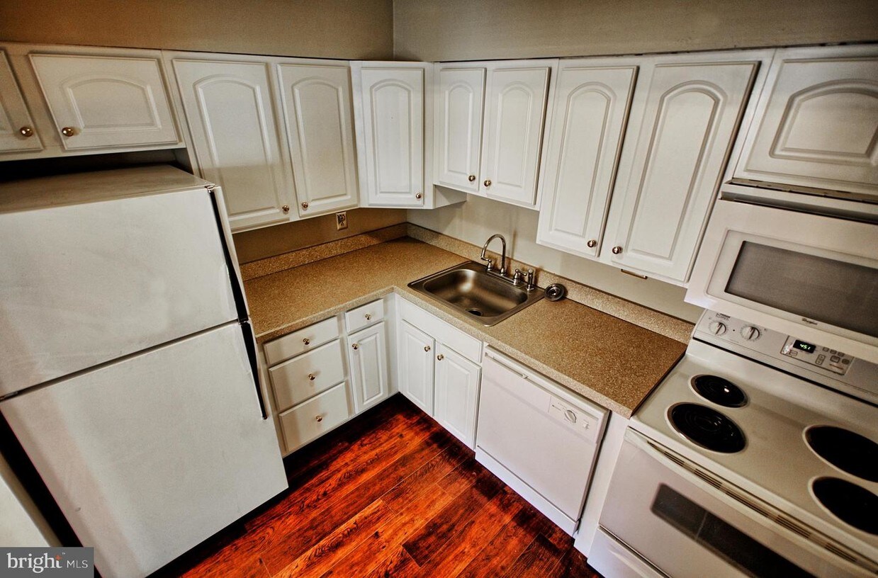Primary Photo - 605 W Market St
