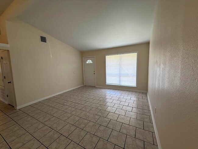 Building Photo - 1405 Cactus Dr