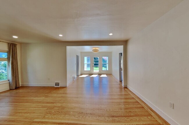 Foto del edificio - Charming Land Park Cottage – A Hidden Gem in the Heart of the City