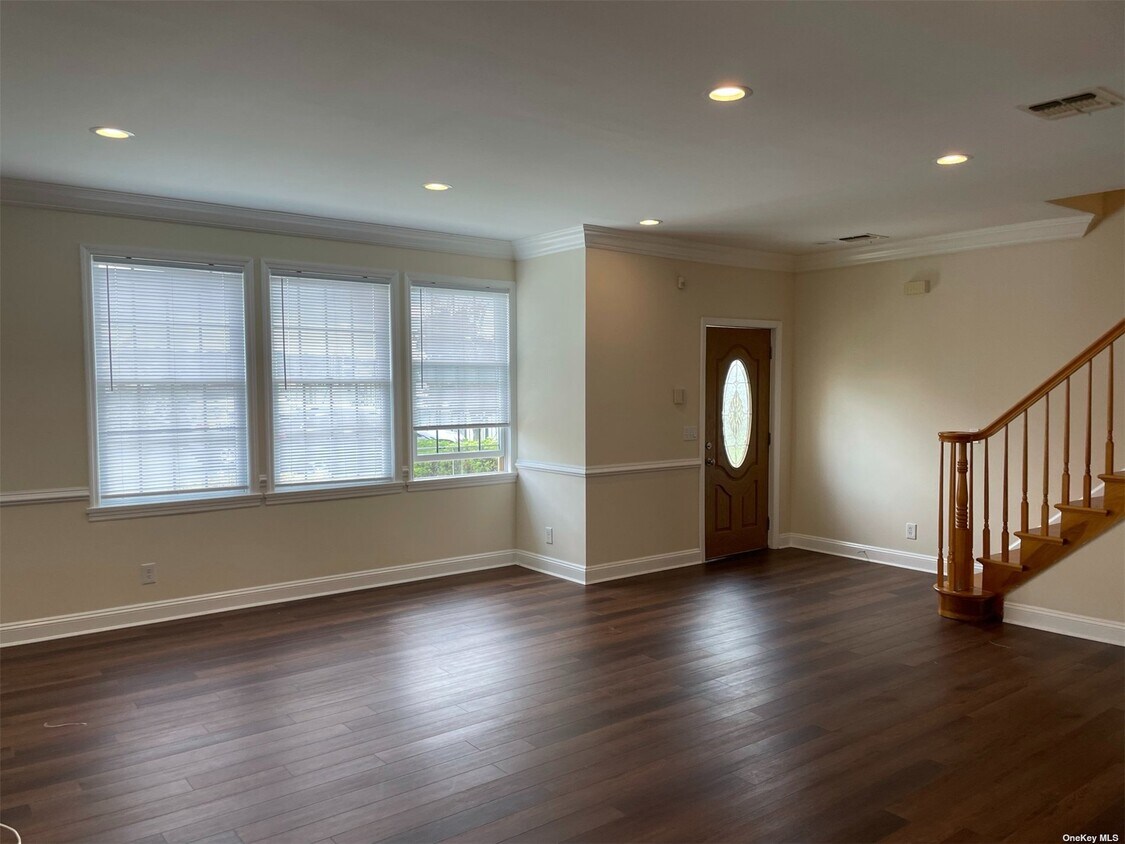 Foto principal - 7803 Shore Rd