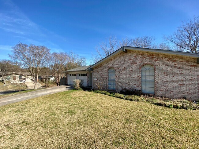 Building Photo - Hidden 4 Bed 2 Bath Gem in South Austin!