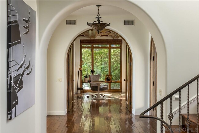 Building Photo - 6735 La Jolla Scenic S Dr