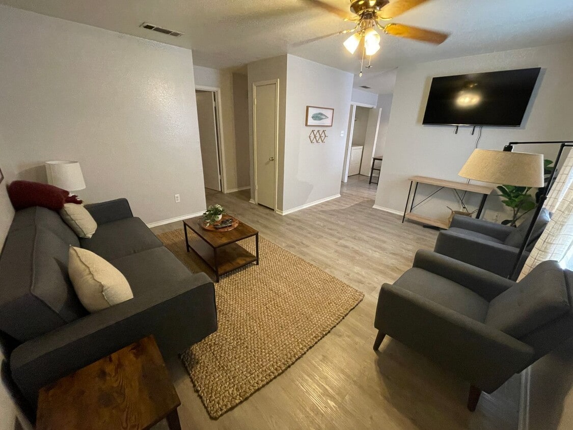 Foto principal - 1605 Benttree Dr