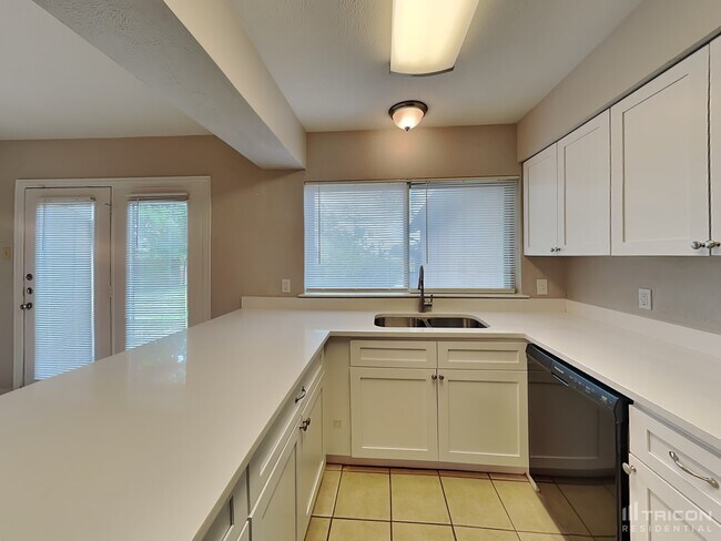 Foto del edificio - 1122 Oakbluff Dr