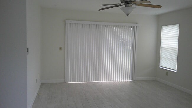 Building Photo - 1350 SE La Haven Ct