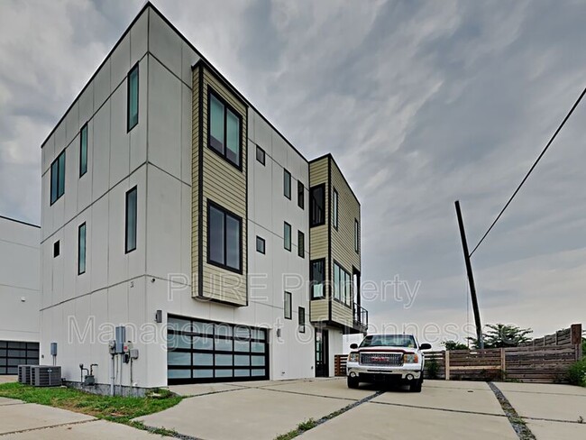 Building Photo - 6006 Hill Cir Dr