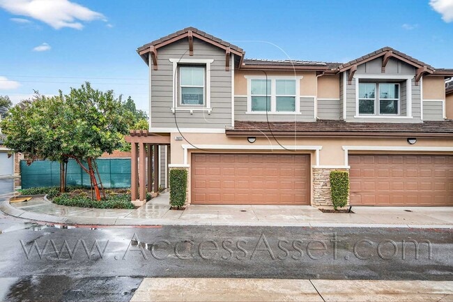 Building Photo - Stylish 5 Bed/3 Bath Townhome In The Heart Of Riverside! Move-In Special: Half Off Your First Mon...