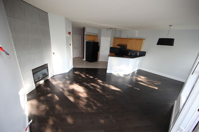 Building Photo - Stanley Park/Elboya - 2 Bdrm/2 Bath, 2 Lev...