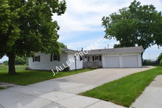 Building Photo - 2219 Sunset Ave