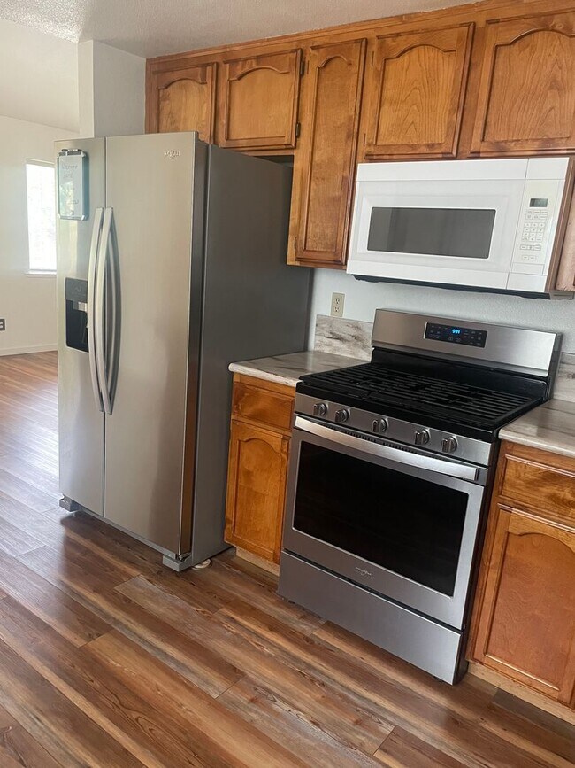 Building Photo - 4 BED 3 BATH NEAR SIMPSON COLLEGE & LEMA R...