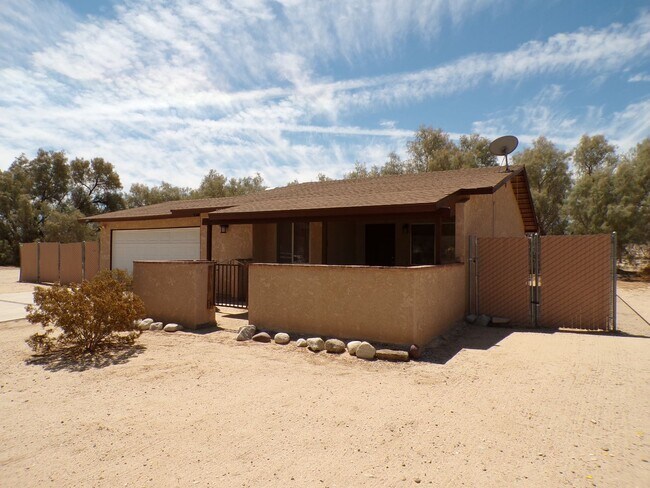 Building Photo - 2 Bedroom 2 Bath House
