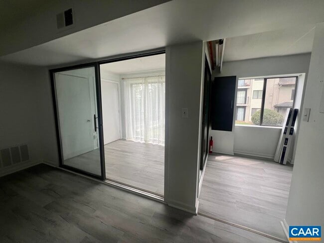 Building Photo - 32 Spring Ct