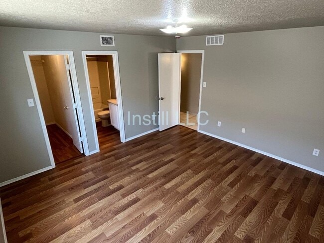 Building Photo - For Sale by Owner: 3 Bed, 2 Bath 1,356 Sq....