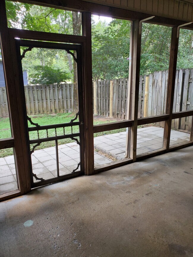 Building Photo - 608 Parkside Cir