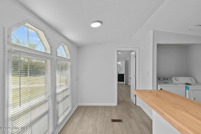 Building Photo - 3 bedroom Available Now!