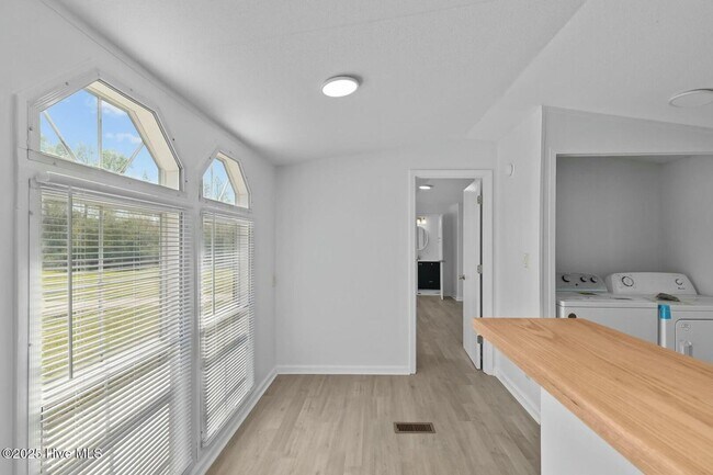 Foto del edificio - 3 bedroom Available Now!