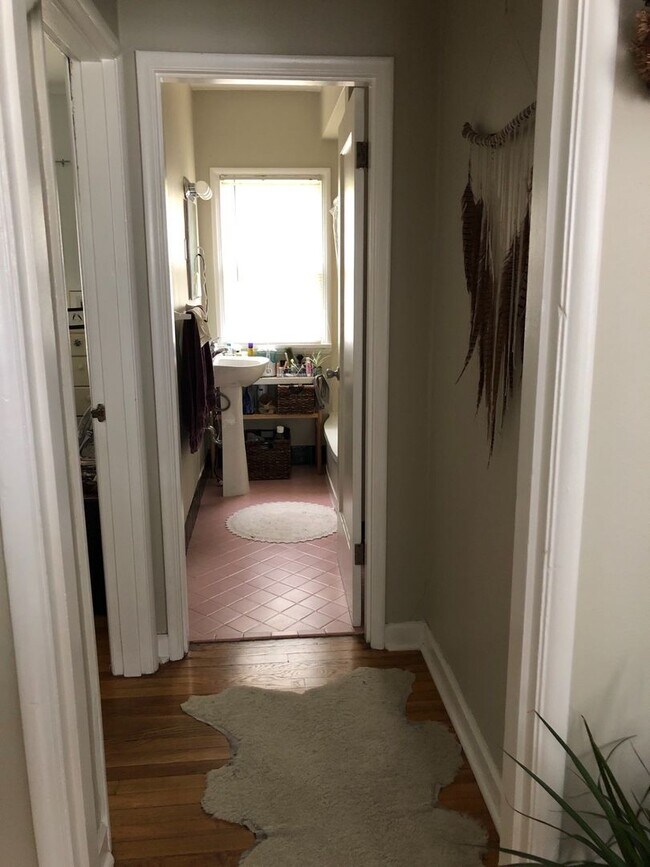 Building Photo - 1bed w/hardwoods, extra storage onsite, co...