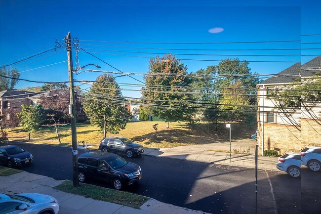 Foto del edificio - Large 3BR, 2 baths - Upper Ditmars