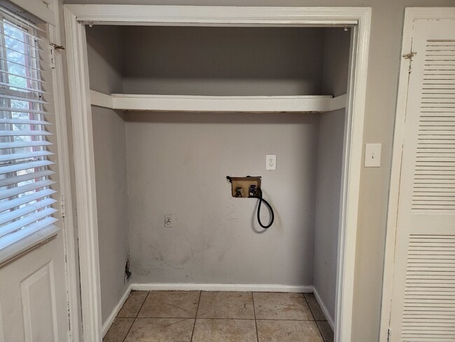 Building Photo - Section 8 accepted!!! "Charming 2-Bedroom Haven in the Heart of Decatur – Your Perfect Urban Retr...