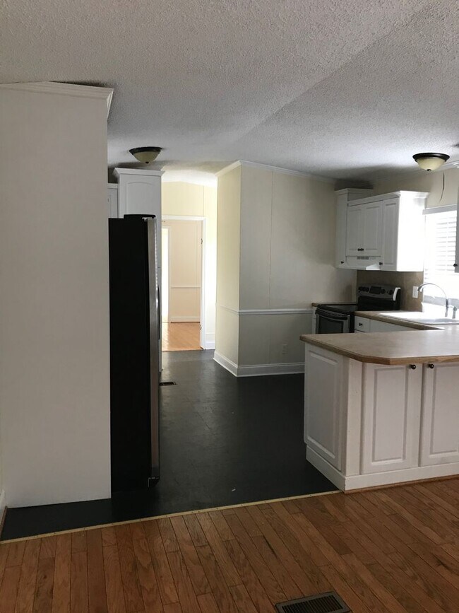 Building Photo - 2 bed 2 bath mobile home in country setting.