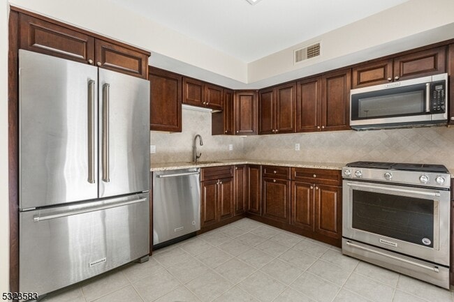 Foto del edificio - 6-06 Cross Meadows