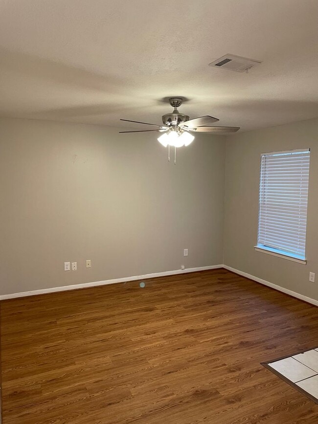 Building Photo - 825 San Saba Dr