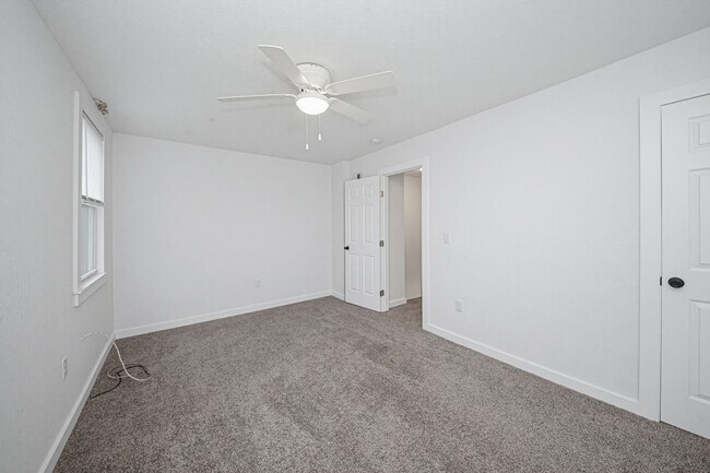 Foto del edificio - Please View 3D Virtual Walk-Through Before Scheduling a Showing