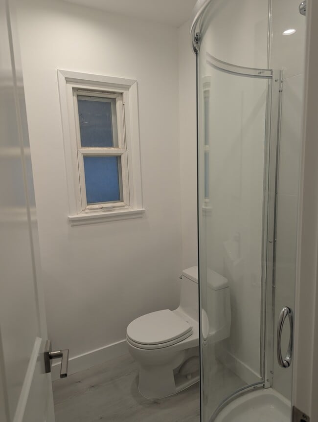 Building Photo - 1906 N Hollywood Way