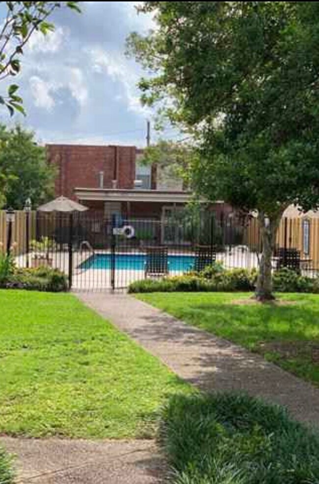 Large saltwater swimming pool- well maintained - 1401 Lake Ave