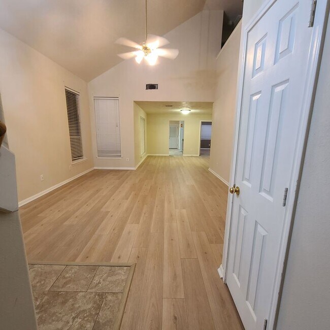 Building Photo - 16786 N Blue Jay Dr