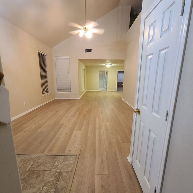 Foto del edificio - 16786 N Blue Jay Dr