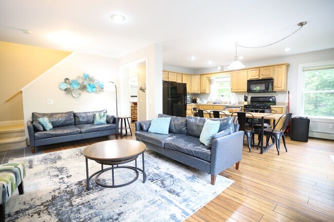 Building Photo - 4 Bed FURNISHED Winter Seasonal - Private Home Close to Ski Mountains! - $2940/mo, 6mo Lease