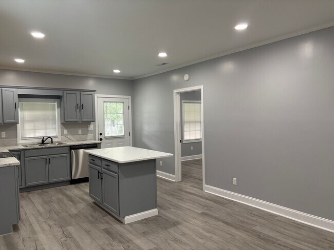 Foto del edificio - Fully renovated 3 bedroom 2 bathroom house!   Lawn Care Included