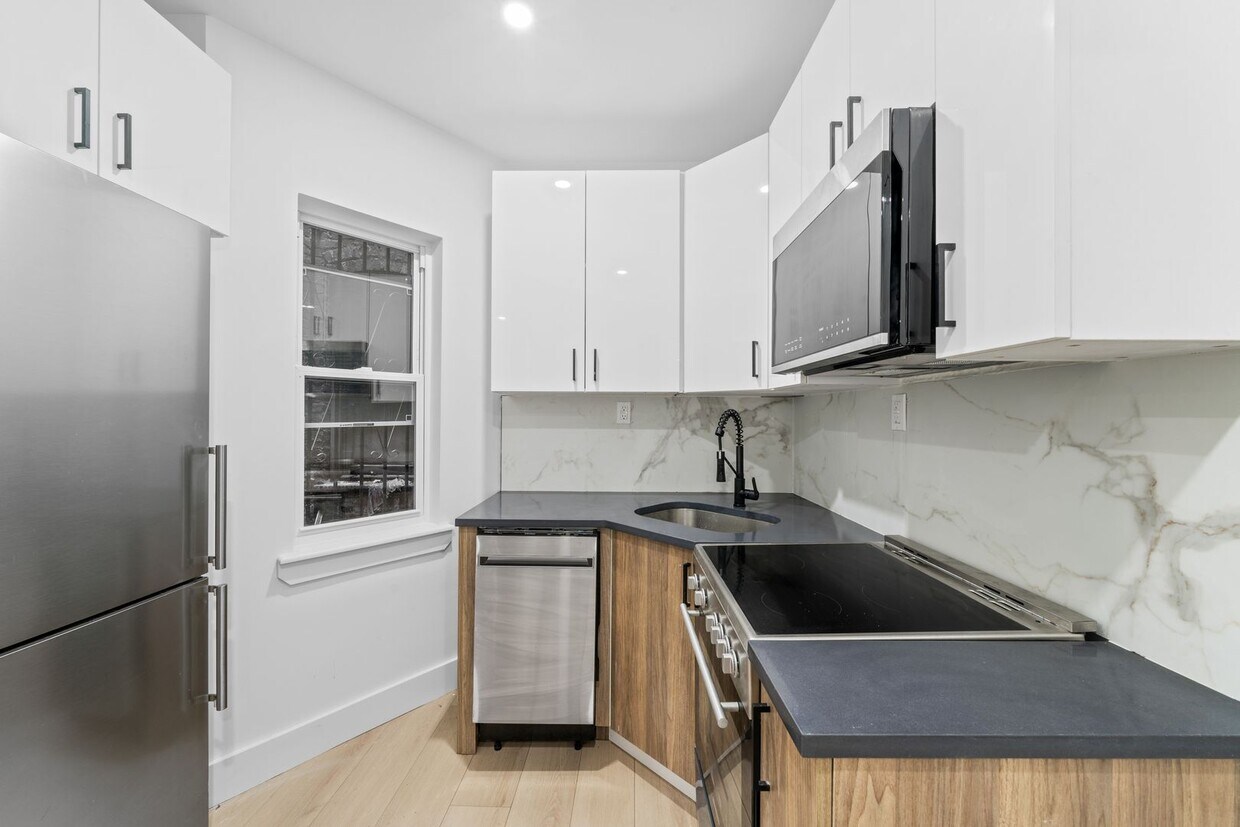 Foto principal - 514 E188 BH LLC