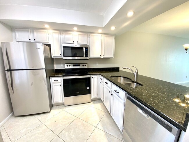 Building Photo - ** BRADSTROM VILLAGE ** 3 BED / 2 BATH CON...