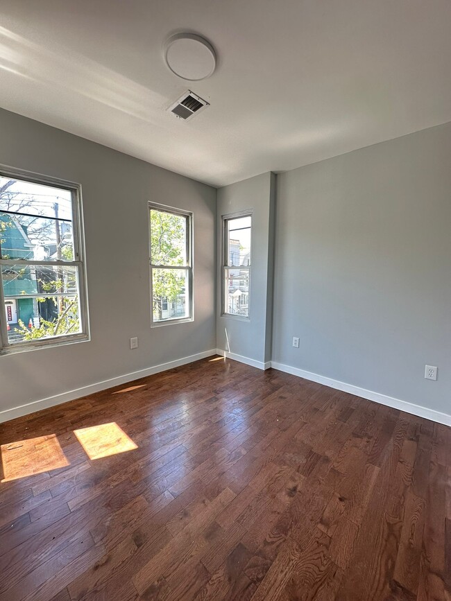Building Photo - 736 S 15th St