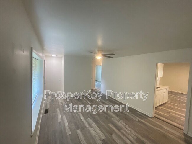 Foto del edificio - 246 Pinetree Cir