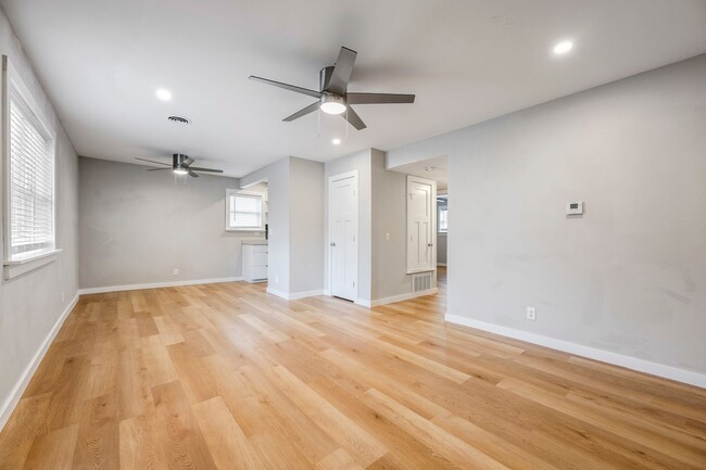 Building Photo - 811 N Pleasant St