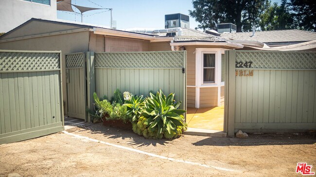 Foto del edificio - 2247 Moore St