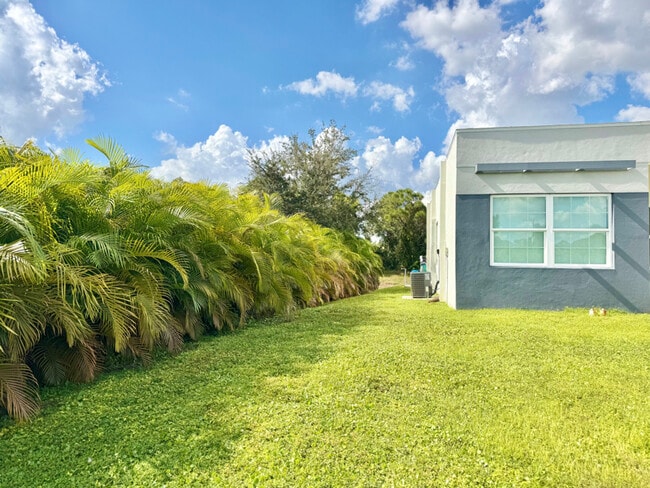 Foto del edificio - 2504 Leda Ave S