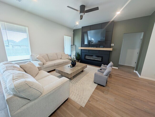 Building Photo - Beautiful 4 Bed in Yukon